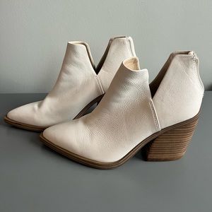 Vince Camuto bootie size 9